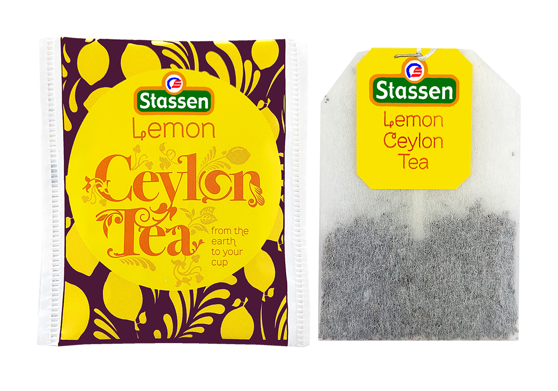 Saszetka i torebka herbaty Stassen Lemon Tea obok siebie.