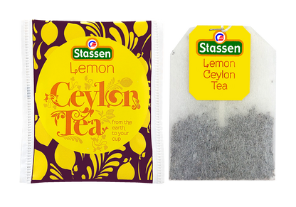 Saszetka i torebka herbaty Stassen Lemon Tea obok siebie.