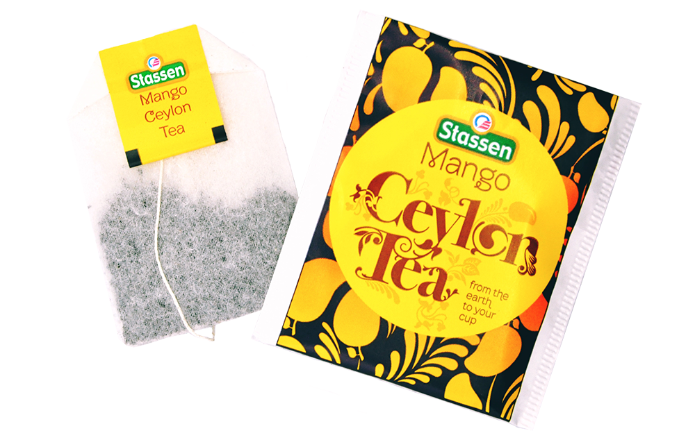 Torebka z sznurkiem obok saszetki – Stassen Mango Tea, herbata czarna do szybkiego parzenia.