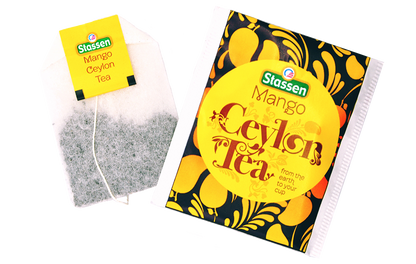 Torebka z sznurkiem obok saszetki – Stassen Mango Tea, herbata czarna do szybkiego parzenia.