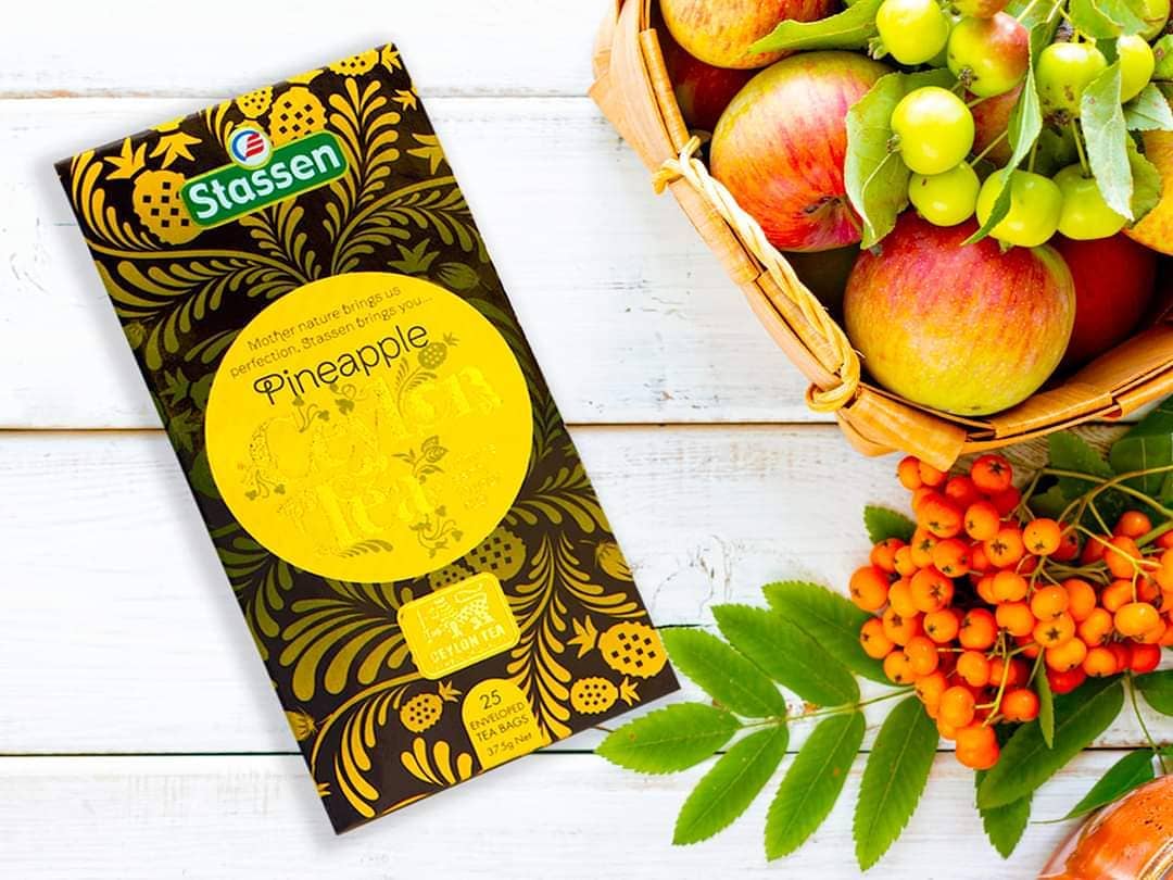 Pudełko Stassen Pineapple Tea na białym tle – 25 kopertowanych saszetek.