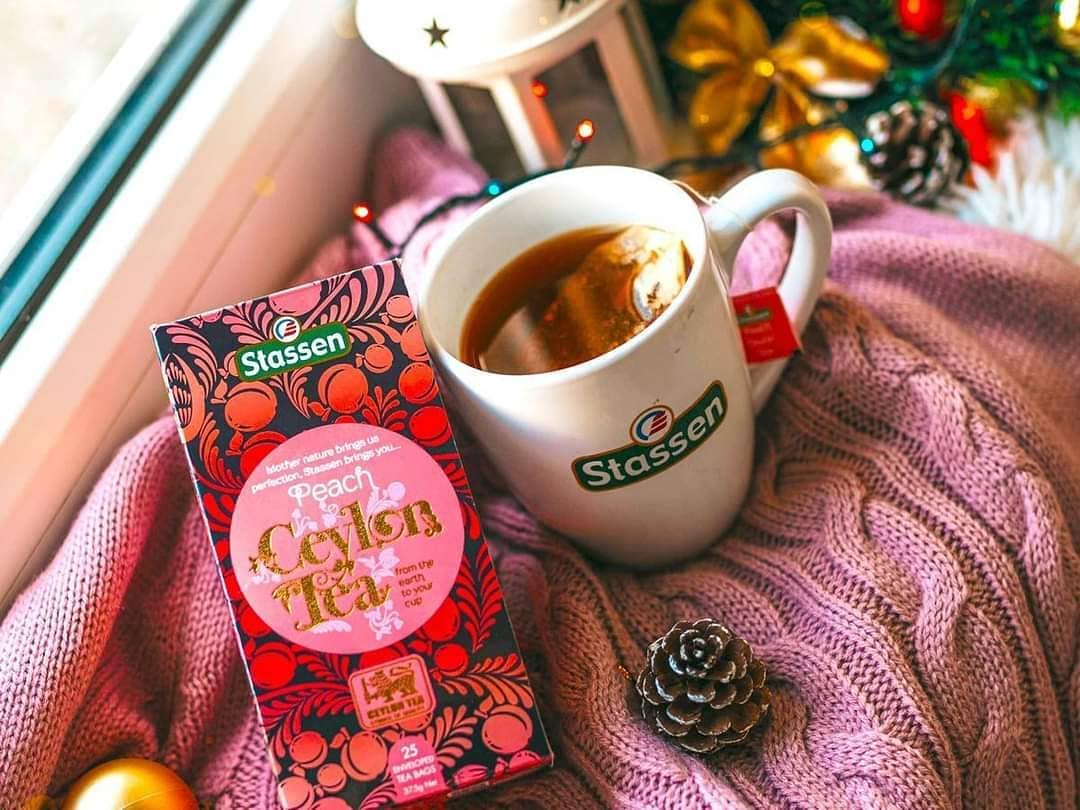 Pudełko Stassen Peach Tea z filiżanką gorącej herbaty – czarna herbata cejlońska z brzoskwinią.