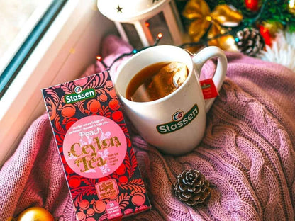 Pudełko Stassen Peach Tea z filiżanką gorącej herbaty – czarna herbata cejlońska z brzoskwinią.