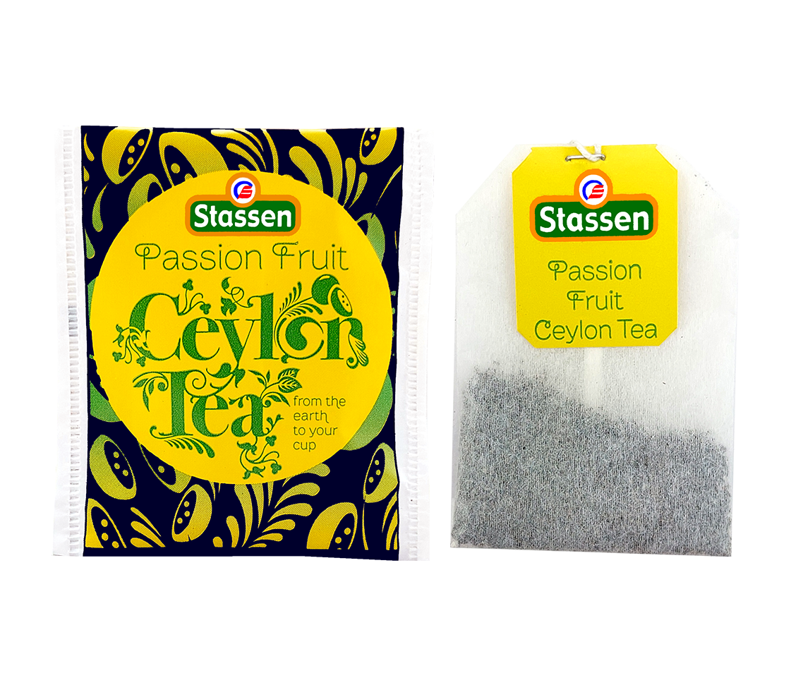 Zbliżenie na saszetkę i kopertę herbaty czarnej Stassen Passion Fruit – cejlońska herbata z aromatem marakui.