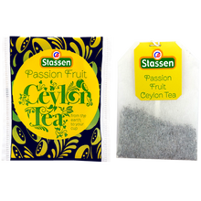 Zbliżenie na saszetkę i kopertę herbaty czarnej Stassen Passion Fruit – cejlońska herbata z aromatem marakui.