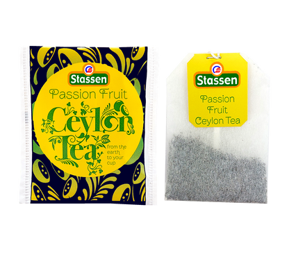 Zbliżenie na saszetkę i kopertę herbaty czarnej Stassen Passion Fruit – cejlońska herbata z aromatem marakui.