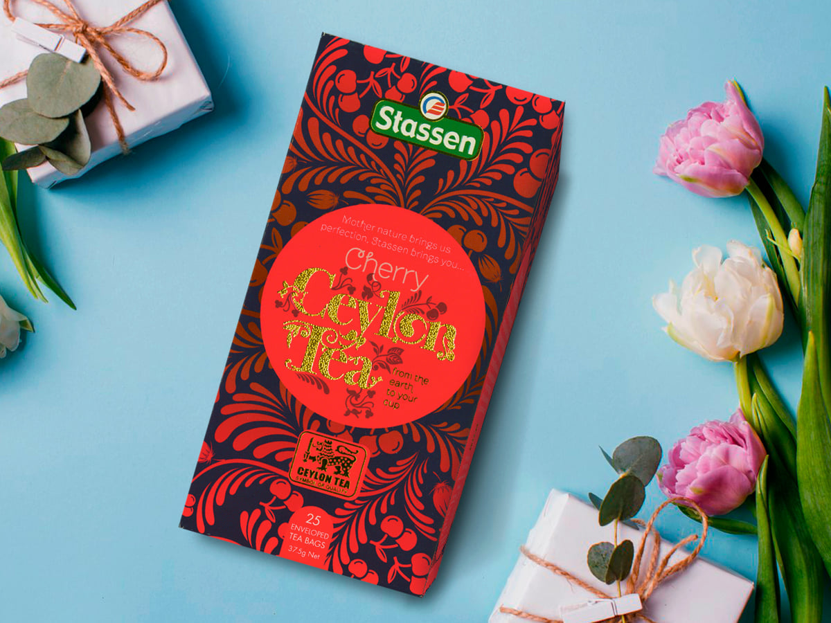Herbata Stassen Cherry Tea na tle prezentowym – czarna herbata cejlońska, idealna na upominek.