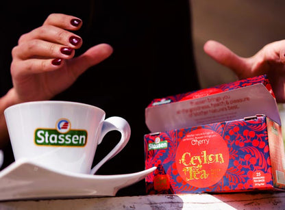Pudełko herbaty Stassen Cherry z filiżanką – aromatyczna herbata czarna z wiśniowym akcentem.