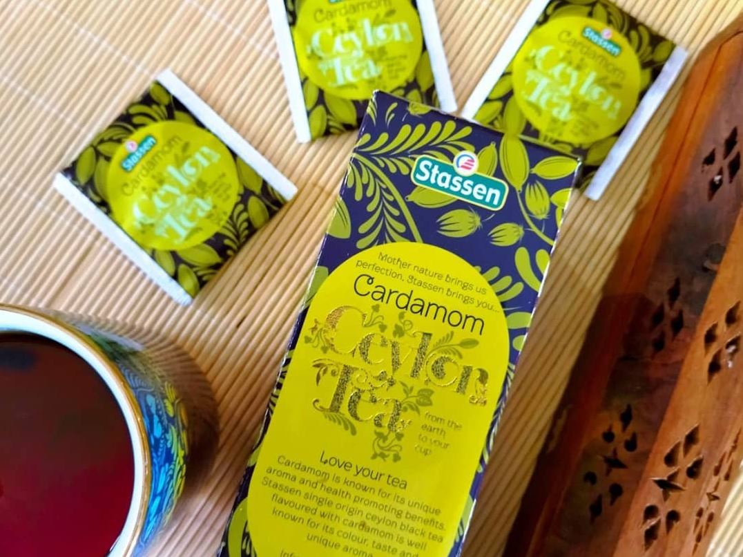 Zestaw pudełka i kopert herbaty Stassen Cardamom – czarna herbata cejlońska z orientalnym aromatem.