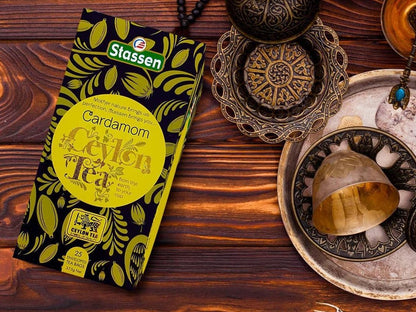 Opakowanie Stassen Cardamom Tea na drewnianym tle – cejlońska herbata z kardamonem.