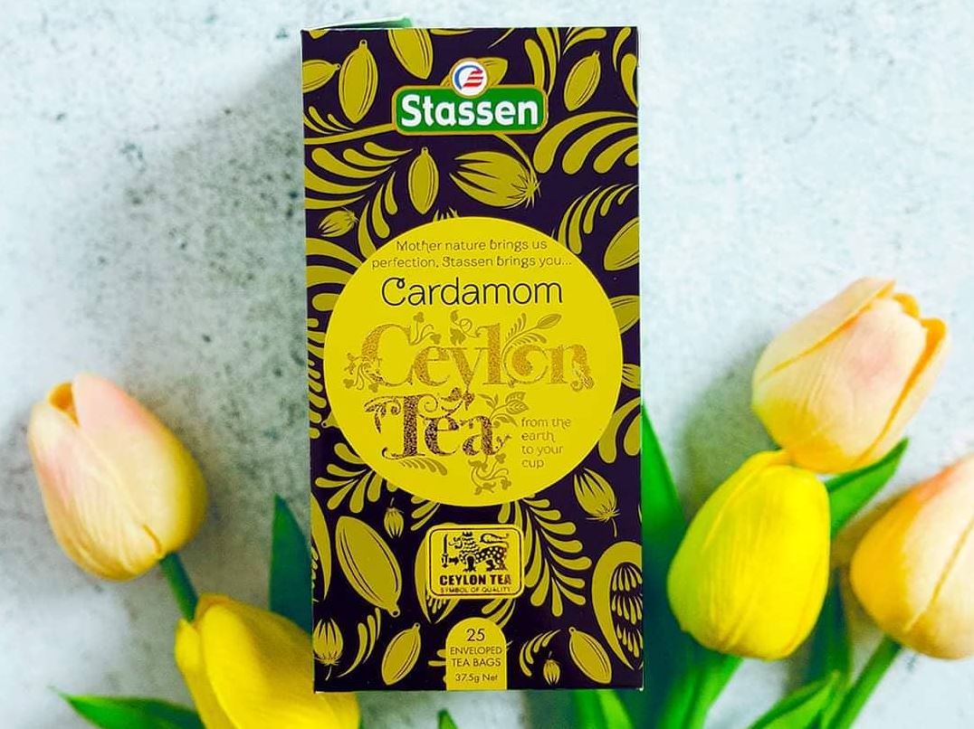 Herbata Stassen Cardamom Tea w otoczeniu tulipanów – idealny prezent dla miłośników herbaty.