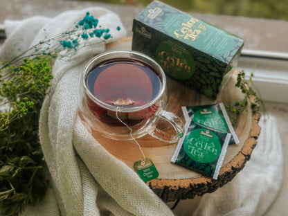 Filiżanka z naparem i opakowaniem Stassen Mint Black Tea w tle.