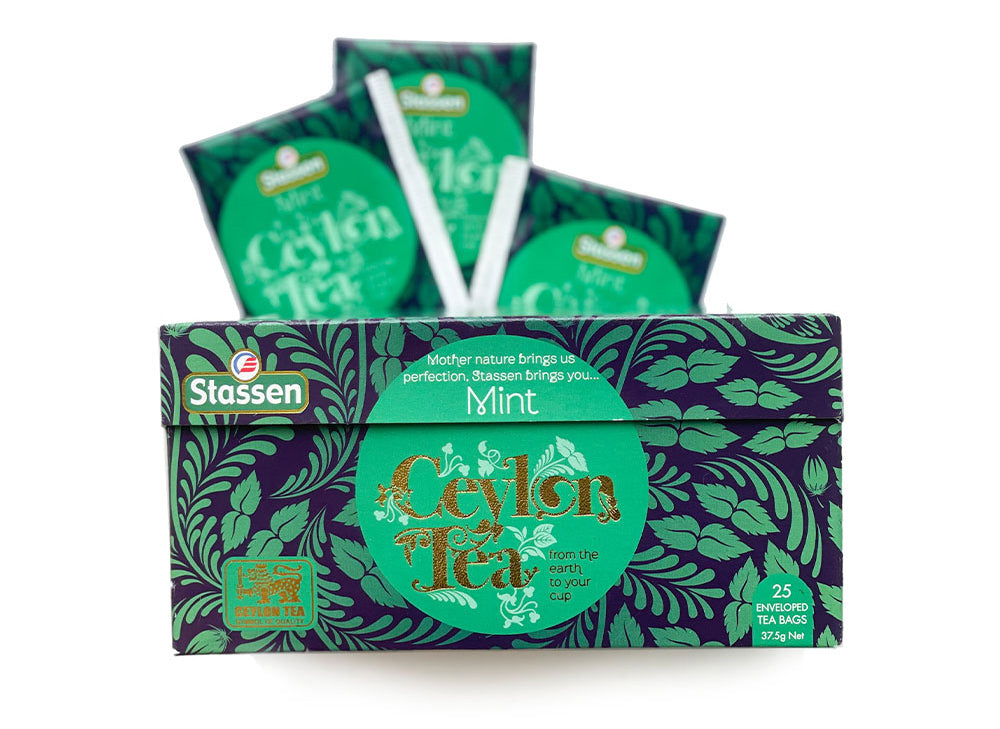 Herbata Stassen Mint Black Tea w otwartym pudełku z widocznymi kopertami.