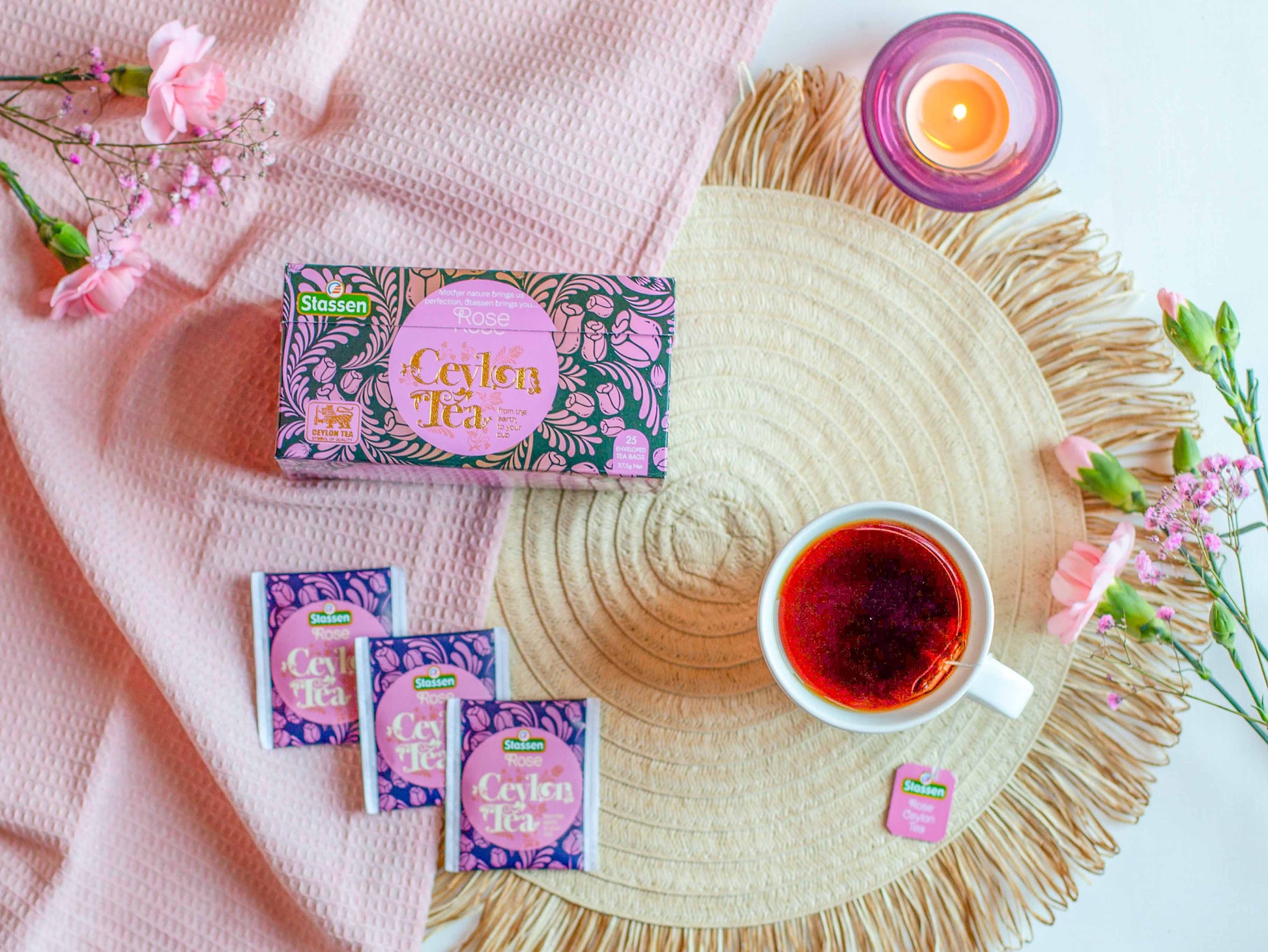 Herbata w kopertach stassen Rose z kubkiem aromatycznej herbaty.
