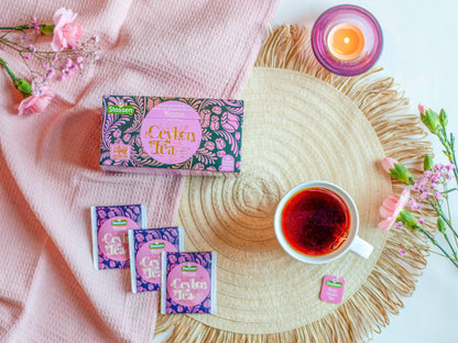 Herbata w kopertach stassen Rose z kubkiem aromatycznej herbaty.