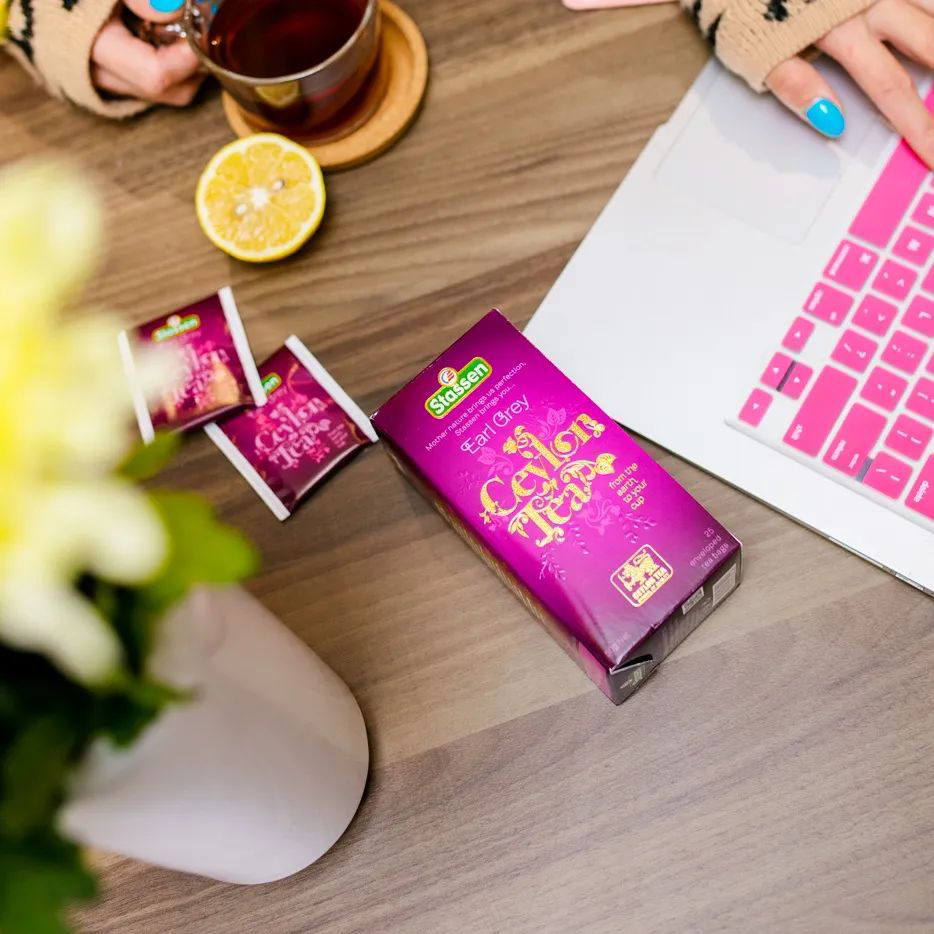 Herbata Stassen Earl Grey z filiżanką naparu – klasyczna propozycja na prezent.