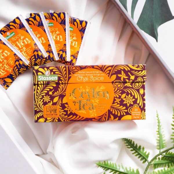 Saszetki herbaty czarnej Stassen Chai Spice w kolorowym opakowaniu.