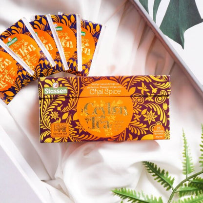 Saszetki herbaty czarnej Stassen Chai Spice w kolorowym opakowaniu.
