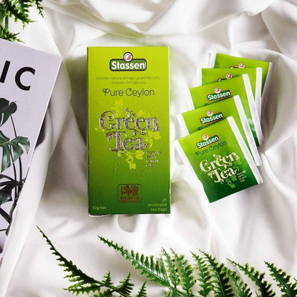 Pudełko herbaty zielonej Stassen Green Tea z saszetkami wokół.