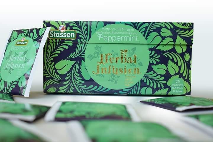 Opakowanie herbaty miętowej Stassen Peppermint Herbal Infusion z rozłożonymi saszetkami.