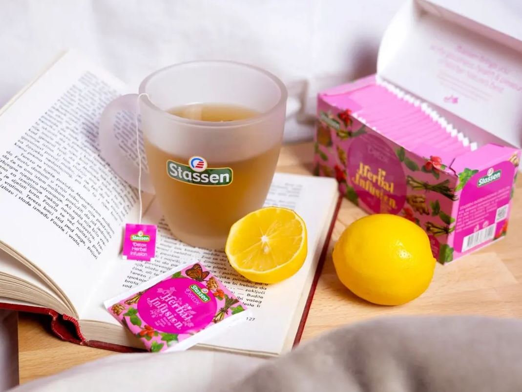 Herbata Stassen Detox Herbal Infusion – pudełko i saszetki w stylizacji z cytryną