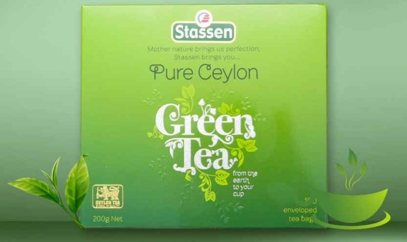 Opakowanie herbaty zielonej Stassen Pure Ceylon Green Tea na tle zielonym