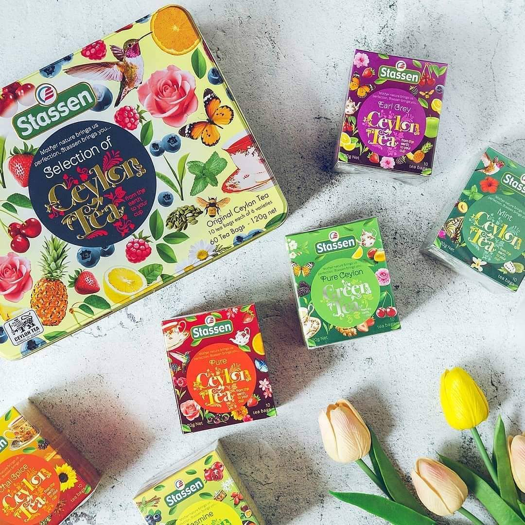 Zestaw Stassen Yellow Tea na stole z tulipanami i filiżanką herbaty.