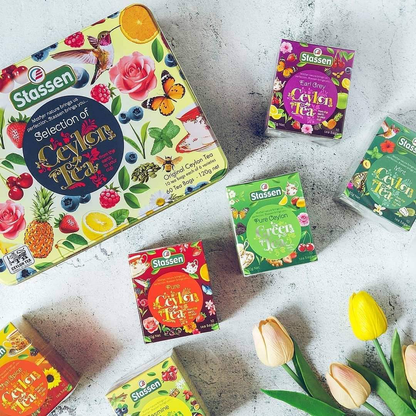 Zestaw Stassen Yellow Tea na stole z tulipanami i filiżanką herbaty.