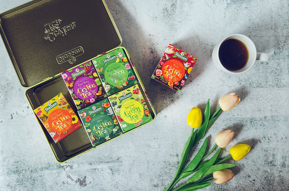 Otwarta puszka z zestawem herbat Stassen Yellow Tea zawierająca sześć rodzajów cejlońskich herbat.
