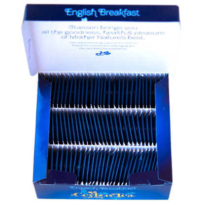 Otwarte pudełko z saszetkami herbaty Stassen English Breakfast w rzędach.