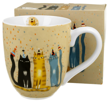 Kubek porcelanowy XXL Koci Świat Party 1000 ml ustawiony obok pudełka z takim samym motywem.