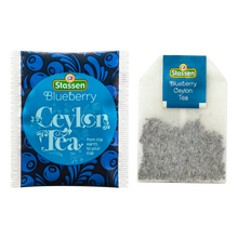 Saszetka i torebka herbaty Stassen Blueberry Tea obok siebie.