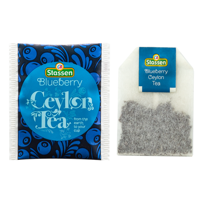 Saszetka i torebka herbaty Stassen Blueberry Tea obok siebie.