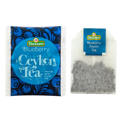 Saszetka i torebka herbaty Stassen Blueberry Tea obok siebie.