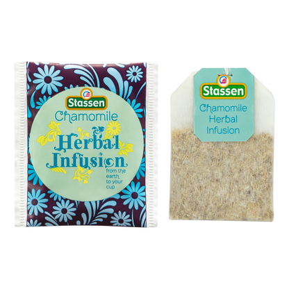 Saszetka i torebka herbaty Stassen Chamomile Herbal Infusion obok siebie.