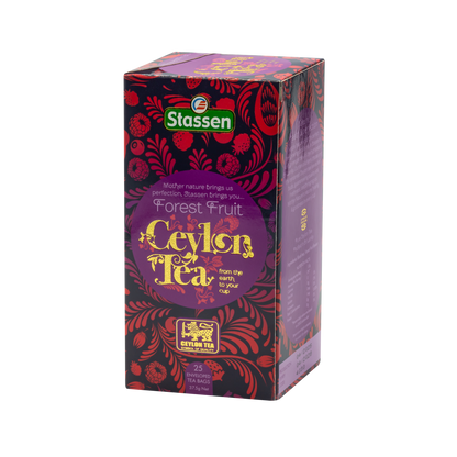 Lewy bok opakowania herbaty Stassen Forest Fruit – informacje o czarnej herbacie aromatyzowanej.