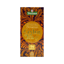 Widok z góry na pudełko herbaty Stassen Cinnamon Tea z ozdobnym motywem.