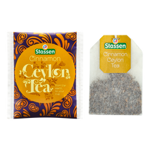 Saszetka i torebka herbaty Stassen Cinnamon Tea obok siebie.