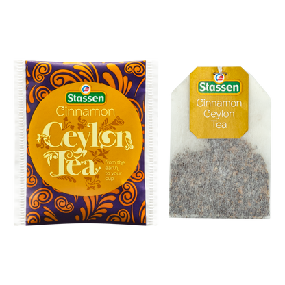 Saszetka i torebka herbaty Stassen Cinnamon Tea obok siebie.