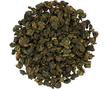 Liście herbaty Basilur Oolong Green Tea – zwinięte, zielono-brązowe oolong.