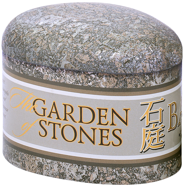 Kamienna puszka Basilur Oolong Green Tea bez opakowania z eleganckim napisem.