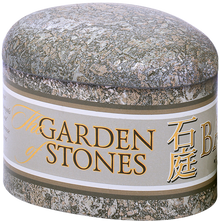 Kamienna puszka Basilur Oolong Green Tea bez opakowania z eleganckim napisem.