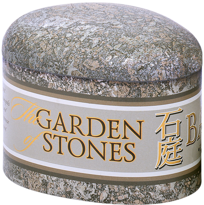 Kamienna puszka Basilur Oolong Green Tea bez opakowania z eleganckim napisem.