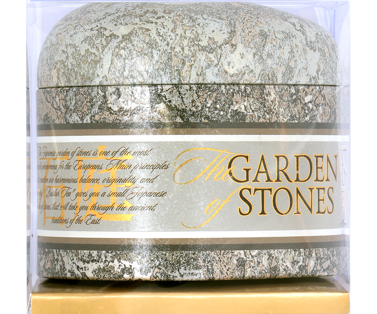 Zbliżenie na puszkę Basilur Oolong Green Tea z opisem w stylu japońskim.