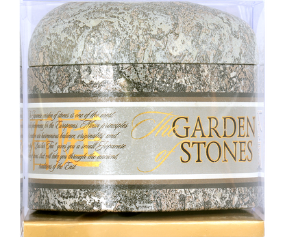 Zbliżenie na puszkę Basilur Oolong Green Tea z opisem w stylu japońskim.