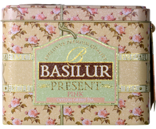 Front opakowania Basilur Present Pink – elegancka puszka z różanym wzorem.