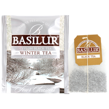 Koperta Basilur Winter Tea obok torebki czarnej herbaty z zawieszką Basilur