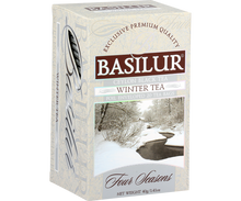 Bok i przód pudełka herbaty Basilur Winter Tea 40 g z nadrukiem śnieżnego pejzażu.