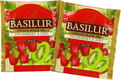 Dwie saszetki herbaty Basilur Strawberry & Kiwi w złotym opakowaniu.