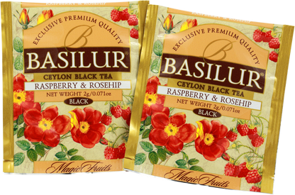 Dwie saszetki herbaty Basilur Raspberry & Rosehip w złotym opakowaniu.
